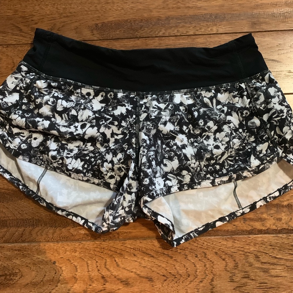 RARE pattern lululemon shorts. size 4